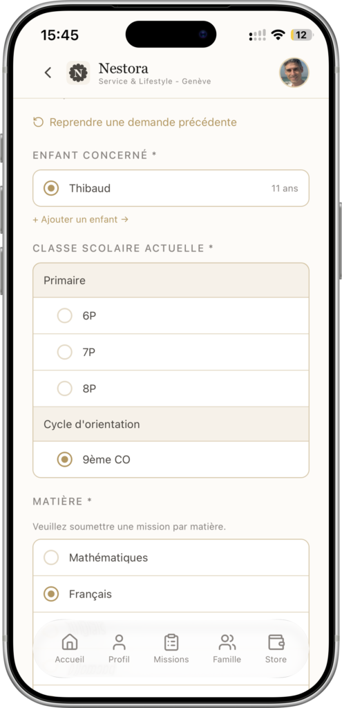 IMG_0704 - Nestora Écran d'une application française montrant un formulaire scolaire: enfant Thibaud (11 ans) sélectionné, Classe actuelle: Primaire avec options 6P, 7P, 8P, Cycle d'orientation: 9ème CO, Matière: Français sélectionné; barre de navigation en bas (Accueil, Profil, Missions, Famille, Store).